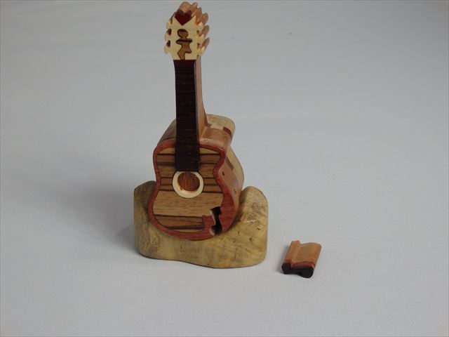 ★新品未使用★ハンドメイド木製パズルボックス(からくり宝石箱)ギター(BOXOLOGY作)ニューヨーク(木のおもちゃ)A64 ★新品未使用★ハンドメイド木製パズルボックス(からくり宝石箱)ギター(BOXOLOGY作)ニューヨーク(木のおもちゃ)A64