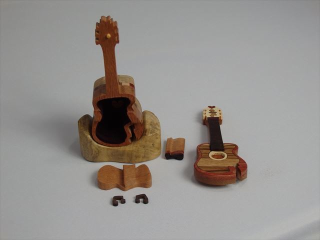 ★新品未使用★ハンドメイド木製パズルボックス（からくり宝石箱）ギター（ＢＯＸＯＬＯＧＹ作）ニューヨーク(木のおもちゃ)A64_画像4