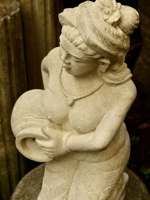 壺が噴水になっているバリの女の石像 バリ石像 バリガーデン 庭石