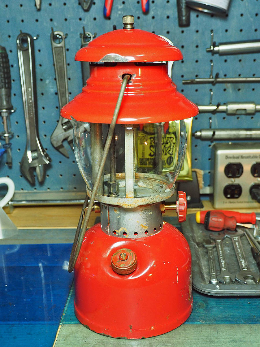 上物！長い歳月に磨かれたビンテージ感 陶器バーナー付きの1954年6月製 コールマン 200A ランタン（イエローボーダー）燃焼絶好調n09_画像5