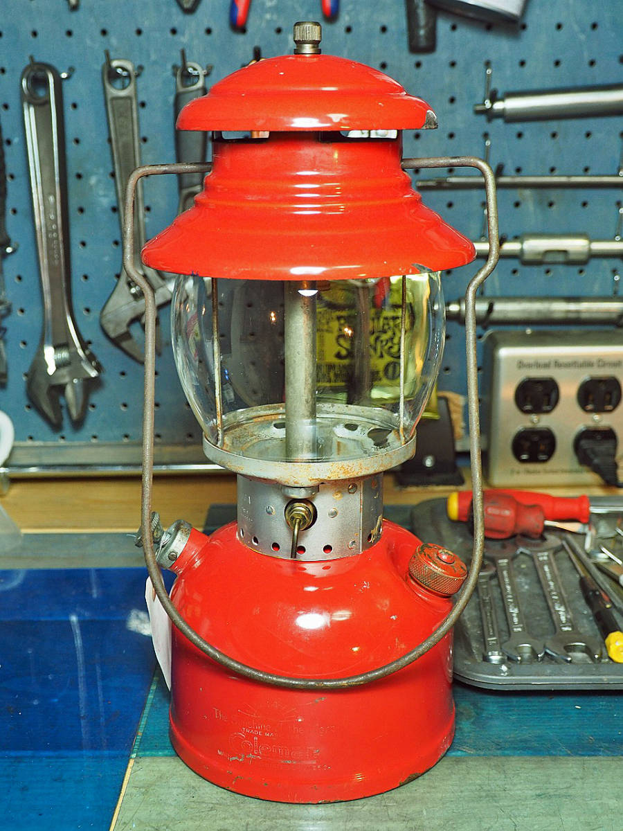 上物！長い歳月に磨かれたビンテージ感 陶器バーナー付きの1954年6月製 コールマン 200A ランタン（イエローボーダー）燃焼絶好調n09_画像4