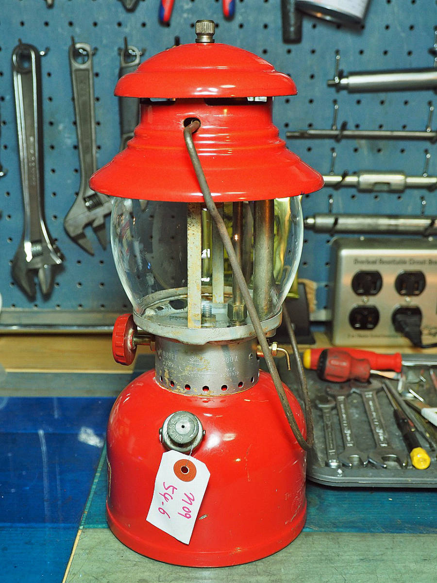 上物！長い歳月に磨かれたビンテージ感 陶器バーナー付きの1954年6月製 コールマン 200A ランタン（イエローボーダー）燃焼絶好調n09_画像3