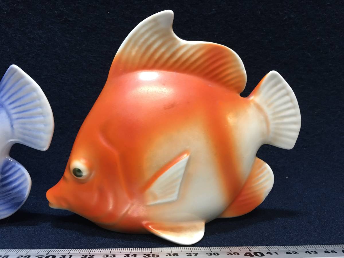 2匹組 リアル動物 魚類 置物 陶器 焼き物 エンゼルフィッシュ 赤 青 置物 飾り物 裏側 底部に サイン 熱帯魚 珍品 文鎮 ペーパーウエイトの画像6
