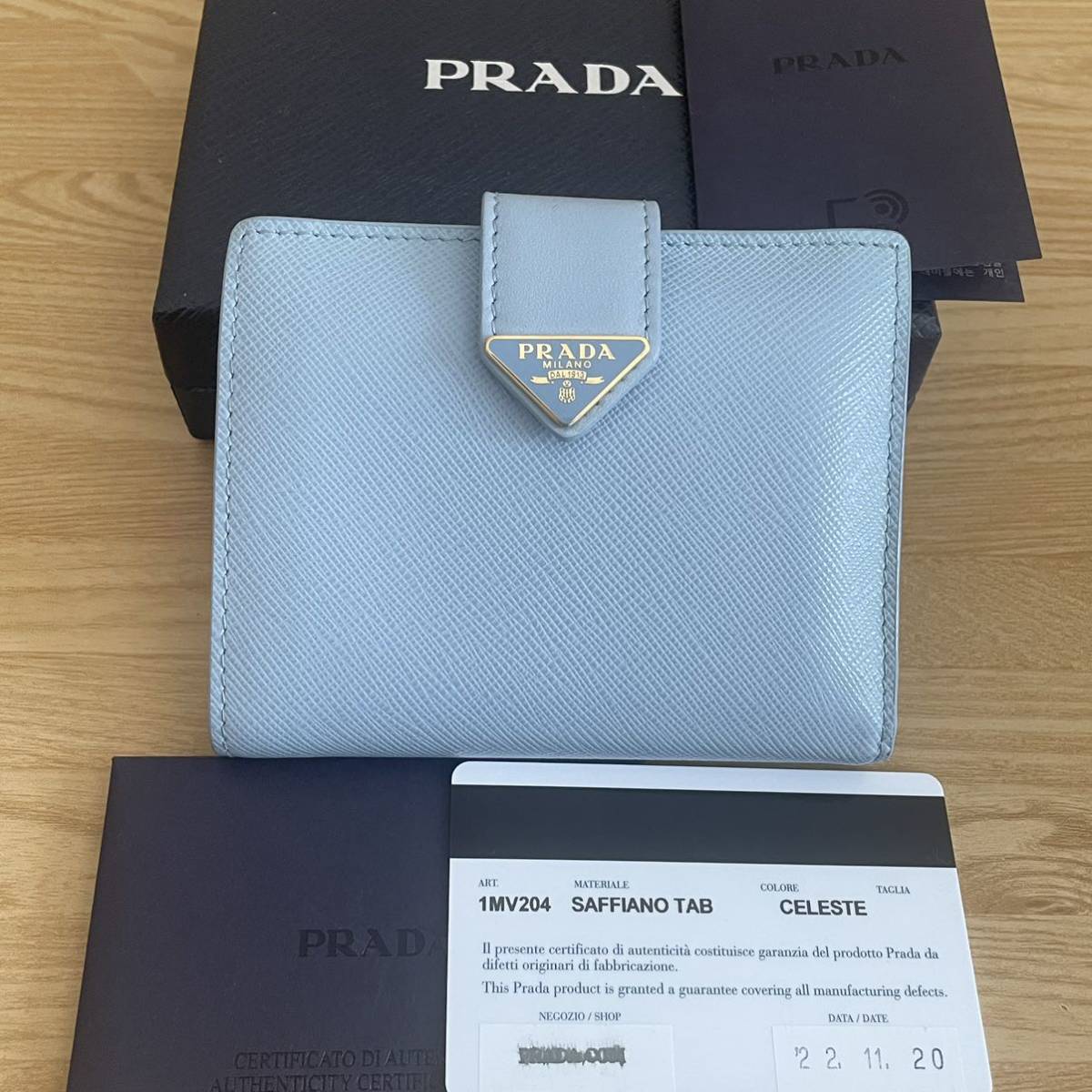 新発売の 新作 96800円 現行品 PRADA プラダ ミニ財布 二つ折財布 水色