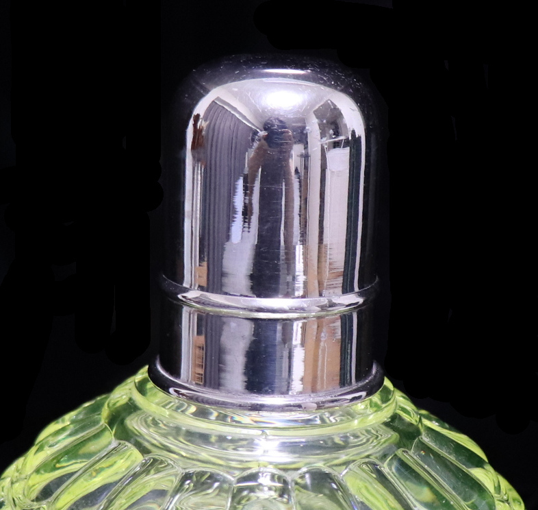 オールド・バカラ (BACCARAT) 激レア ウランガラス製 ルッセ アロマランプ 銀装飾 瓶 香水 アンティーク ベルジュ 照明 ボトル オブジェ_画像7
