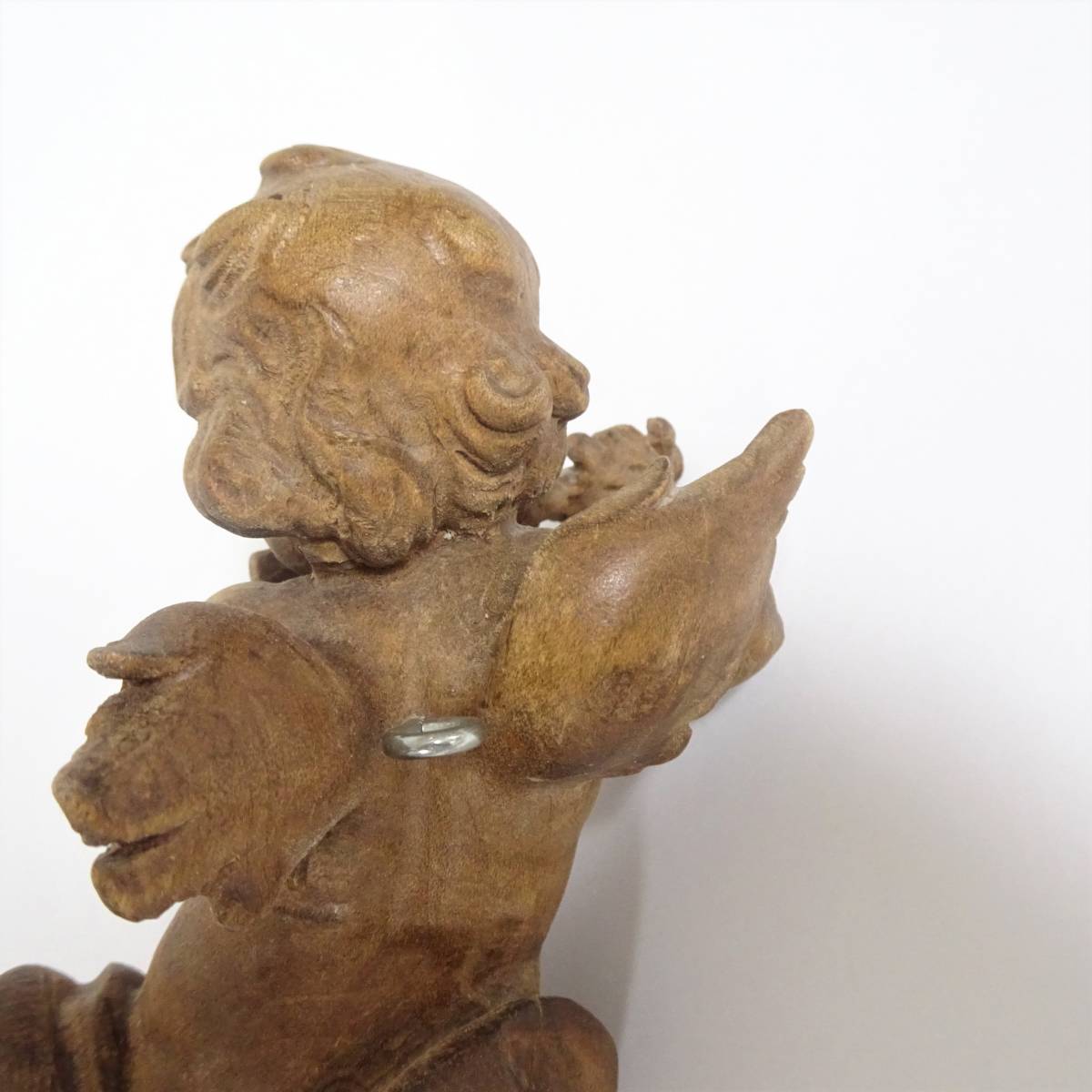 古いエンジェル 笛を吹く天使 木製 壁掛け 木製彫刻 ビンテージ インテリア小物 フック付き 約18cm _画像9