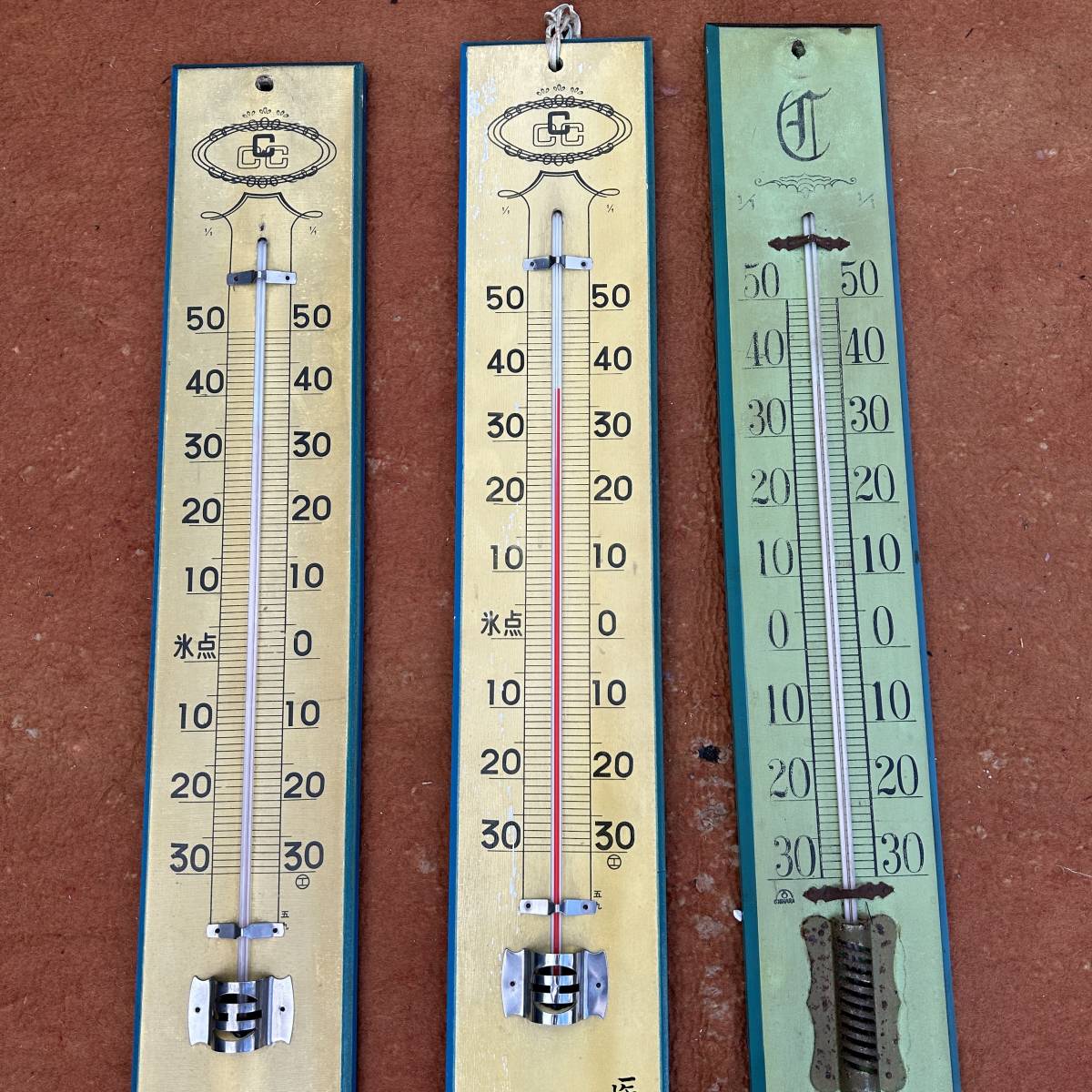 F2　昭和レトロ　当時物　木製　温度計　3個セット　壁掛け_画像2