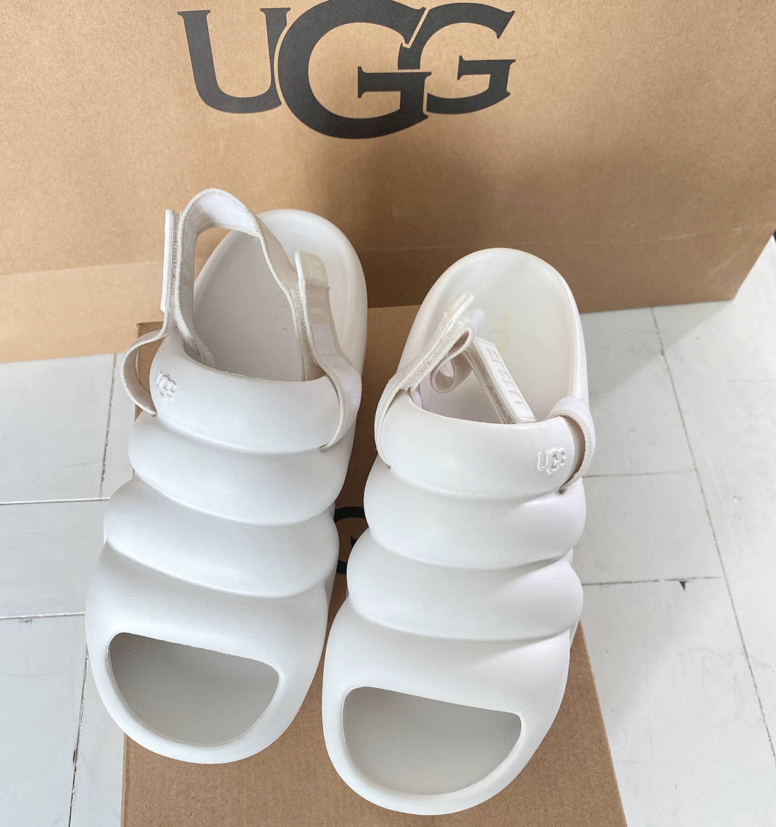 新品☆ UGG アー イヤー 厚底 脚長 美脚 サンダル 入手困難 24cm 白-