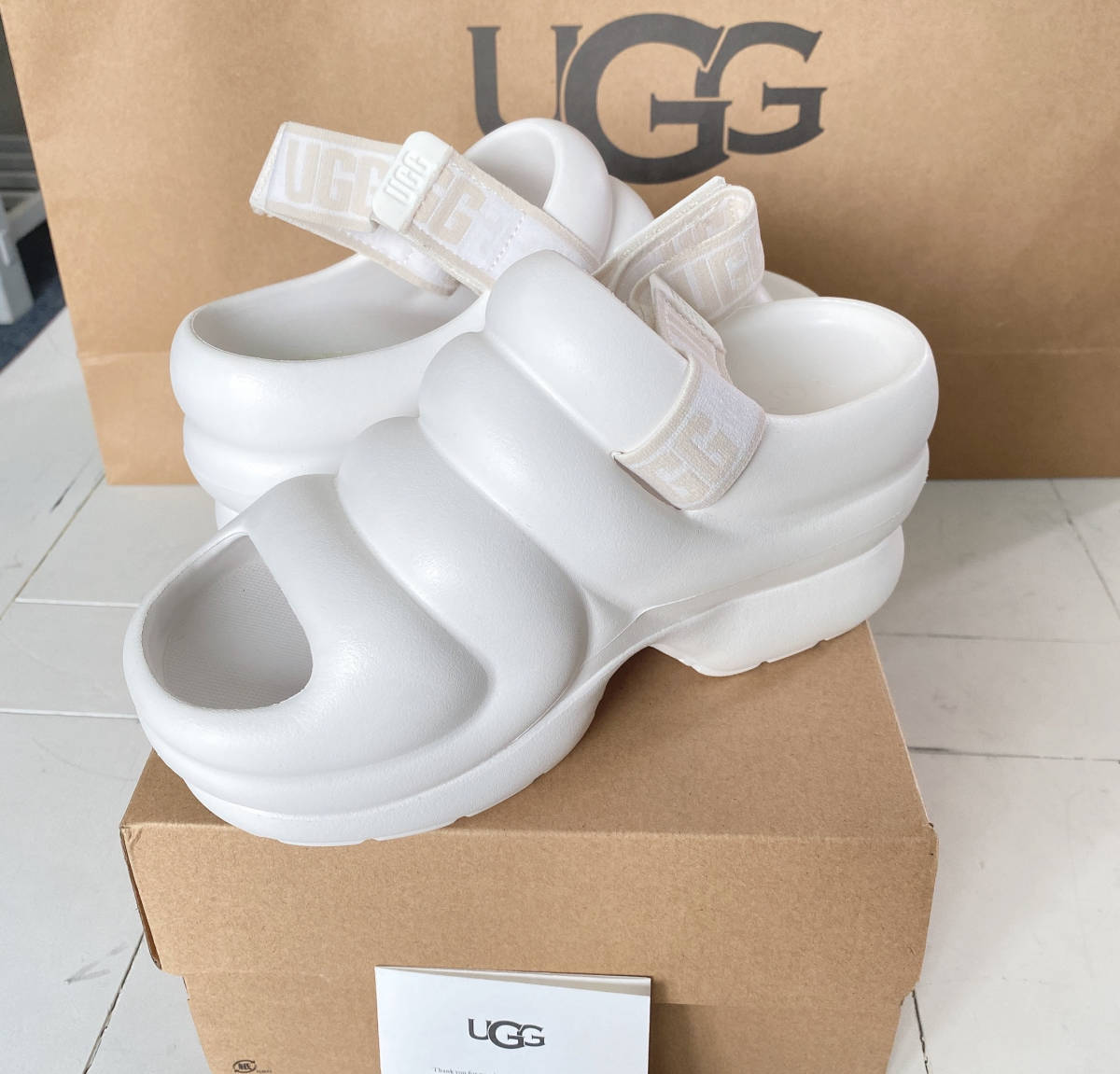 セール中/新品 新品タグ付き UGG アーイヤー aww yeah 25cm サンダル - 靴