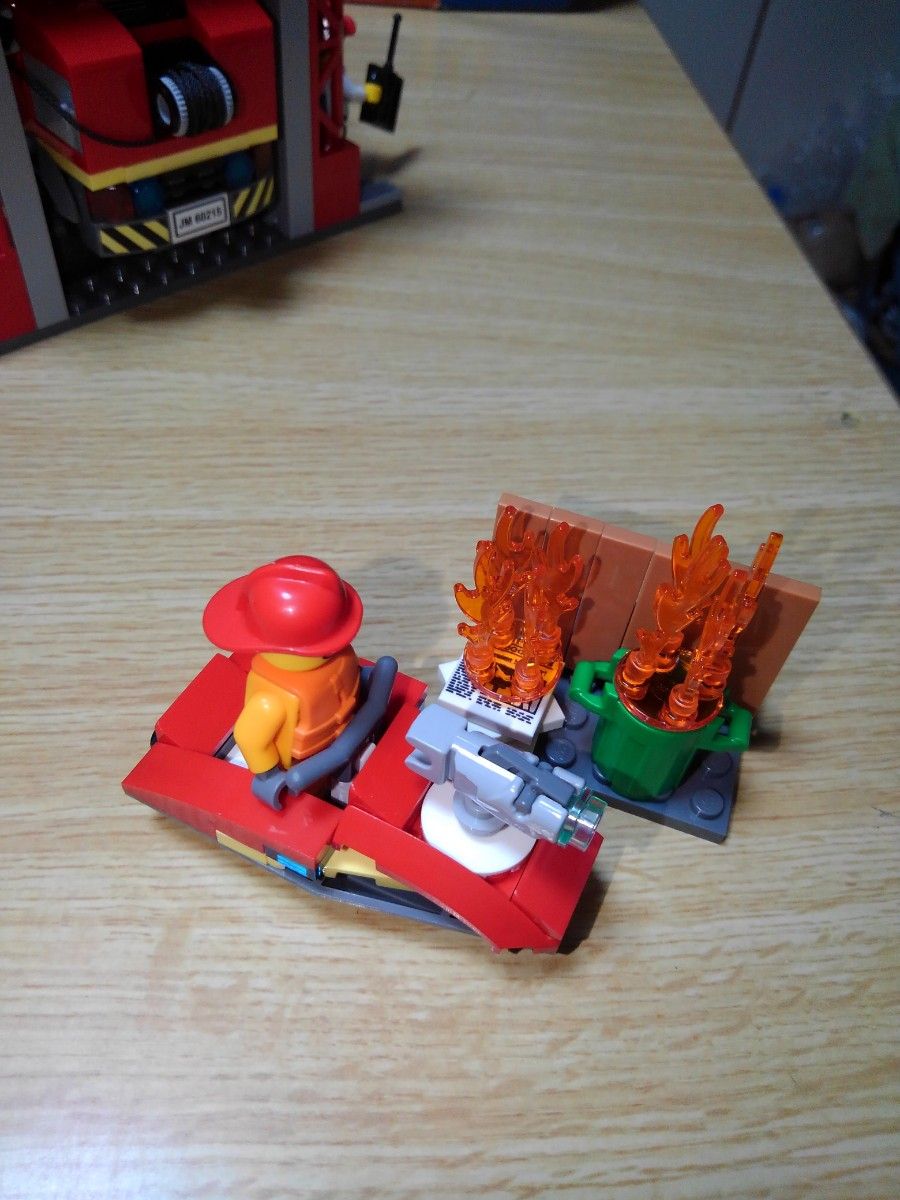 LEGO60215レゴシティ消防署１度組み立て新品同様美品箱、説明書、予備全て揃っています１～5番まで番号順にあります値下げ不可