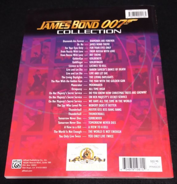 The James Bond 007 Collection★PIANO/VOCAL/CHORDS　ジェームズ・ボンド シリーズ　映画輸入楽譜　ワールド・イズ・ノット・イナフまで_画像2