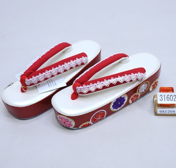 国内外の人気 フリーサイズ 赤色 花紋刺繍草履 IKKO ブランド草履
