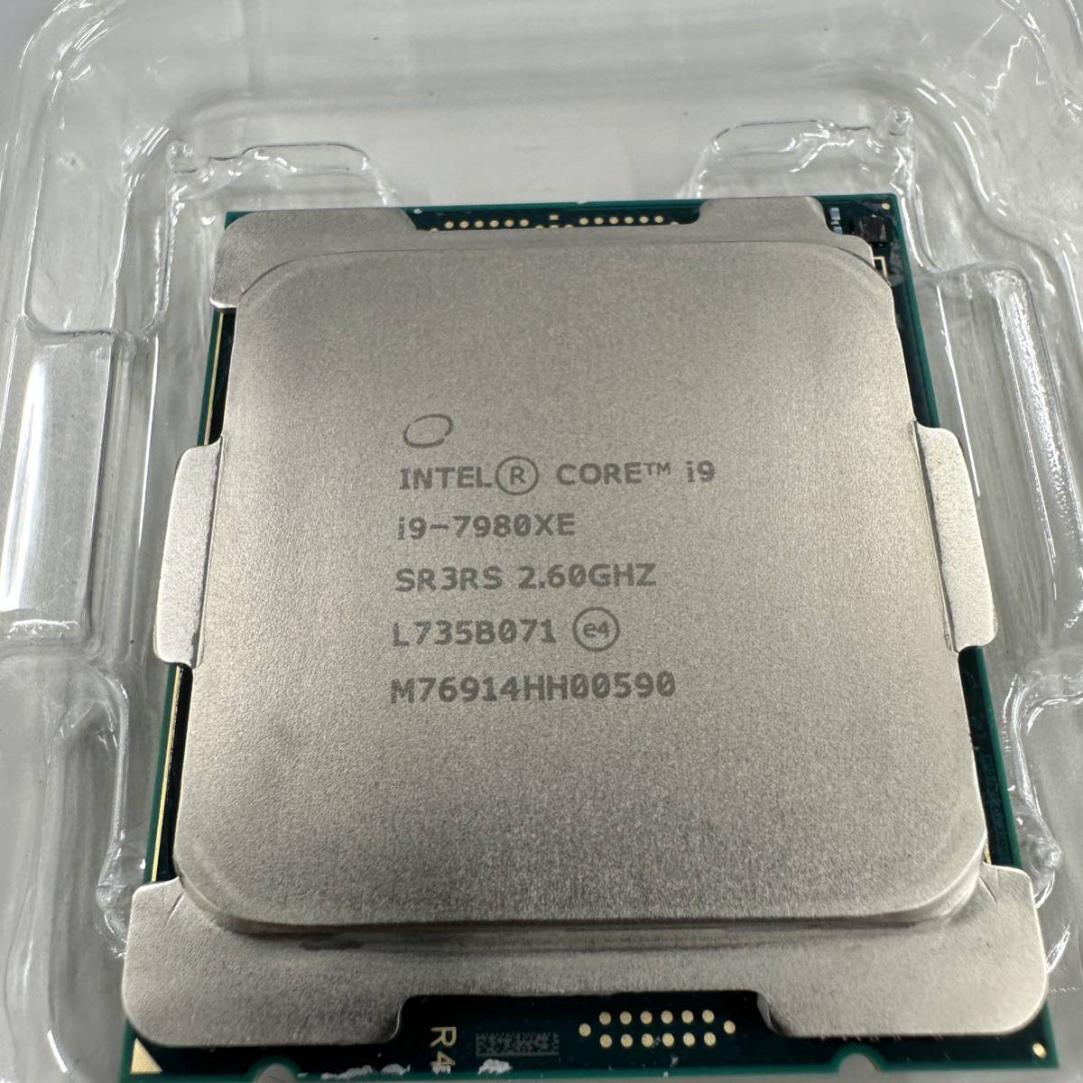 Intel Core i9-7980XE and Core i9-7920X CPU Dies Fully Exposed