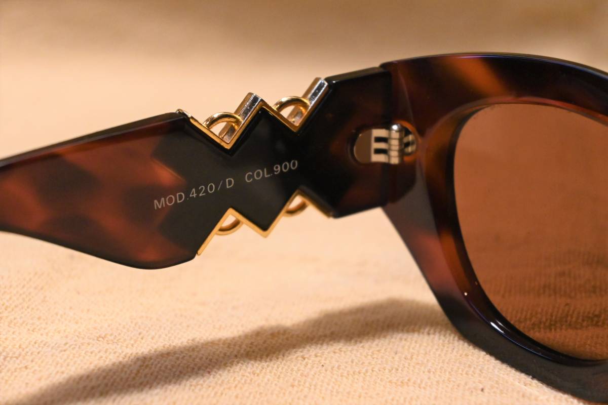VERSACE ( Versace )mete.-sa Италия производства солнцезащитные очки MOD.420/D COL.900[MADE IN ITALY]