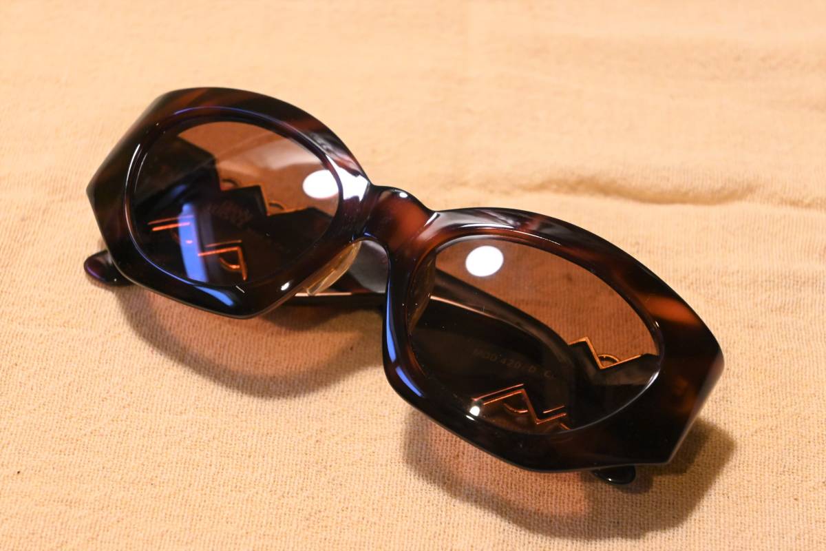 VERSACE ( Versace )mete.-sa Италия производства солнцезащитные очки MOD.420/D COL.900[MADE IN ITALY]