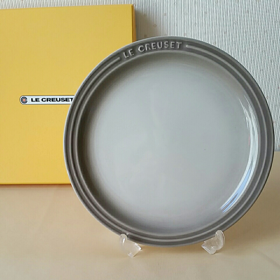 ルクルーゼ ラウンドプレート ナツメグ19㎝　平皿　廃盤　日本正規品　新品_画像1