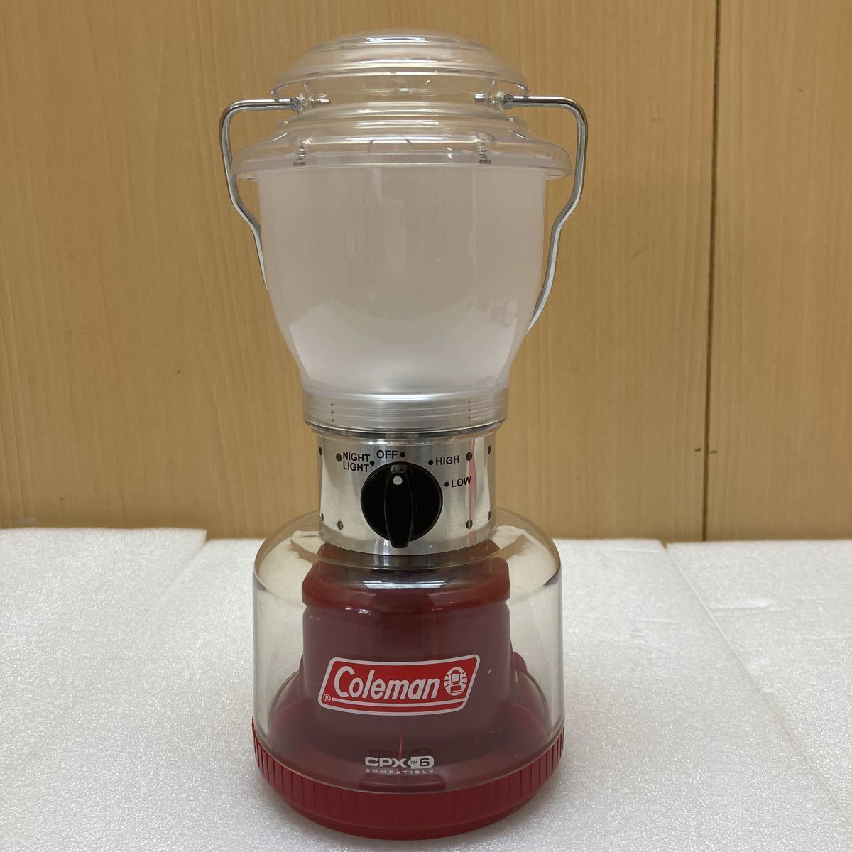 XL6938 コールマン　ランタンColeman CPX-6 Classic Lantern XL Batteries or Rechargeable Camping Hunting RED- 海外