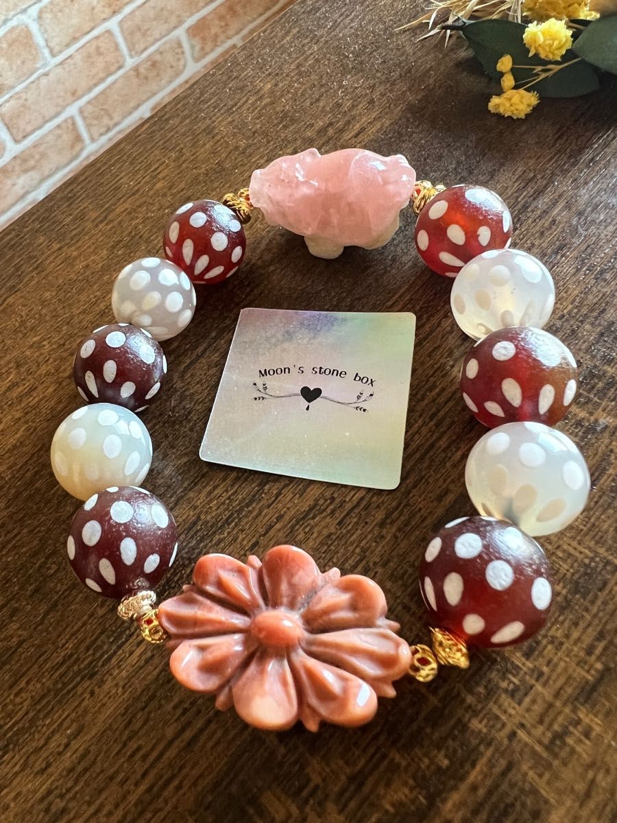 新作 白と赤の満天天珠にアラシャンのお花とピンクカルサイトのロングイのデザインブレスレット｜PayPayフリマ