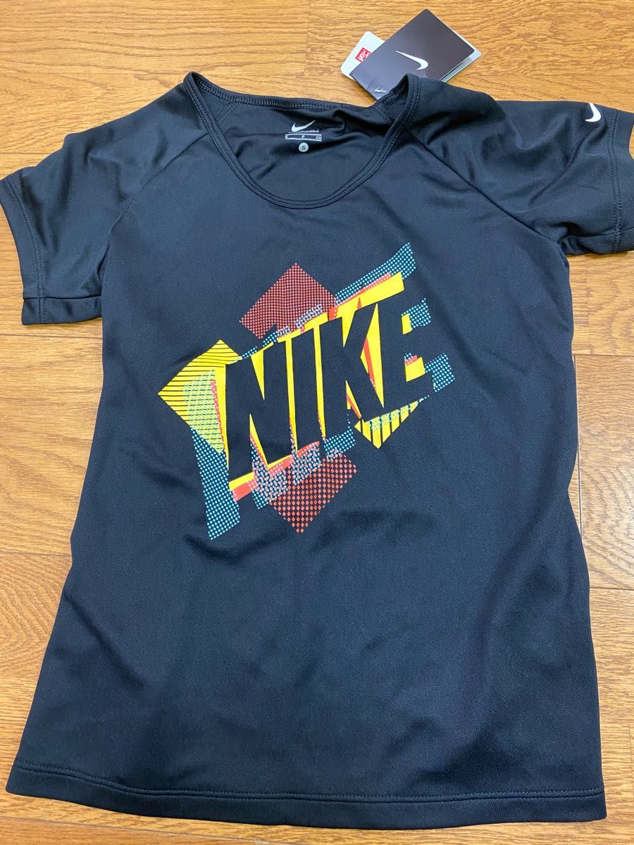 新品タグ付NIKE ナイキドライフィットTシャツS