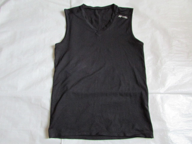 メンズ Mサイズ YONEX ノースリーブ シャツ USED スレ・使用感有り インナーシャツ ヨネックス ブラック系 テニス バドミントン 他の画像1