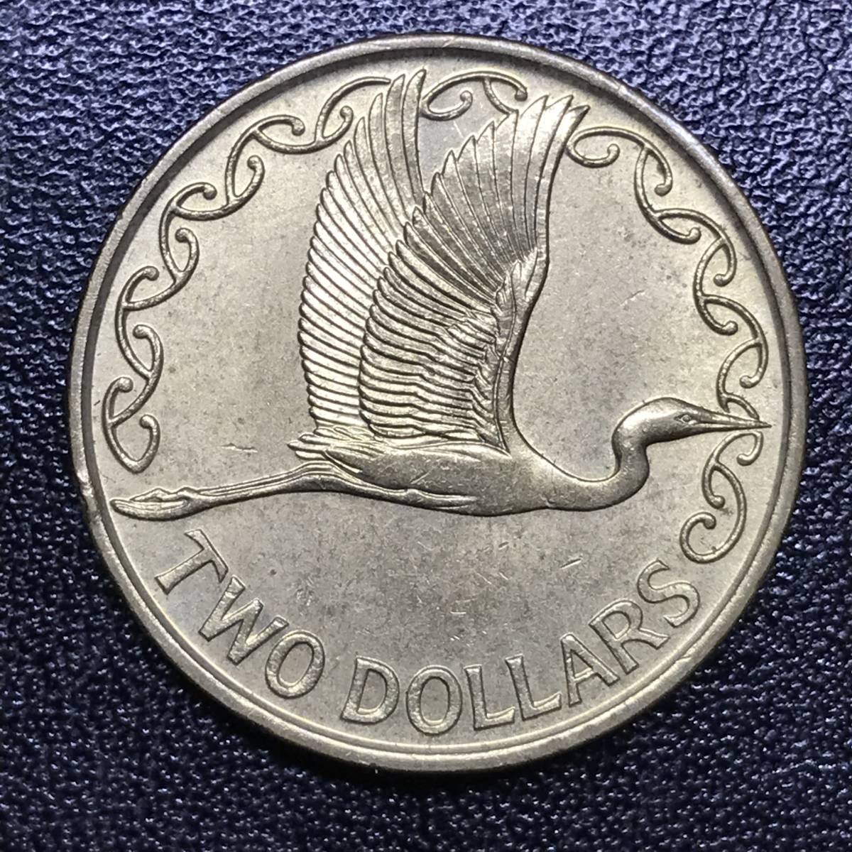 ★世界 海外 外国 コイン 硬貨！1990年！ニュージーランド 2ドル 1枚！エリザベス2世 白サギ Kotuku！★管理番号1869_画像1