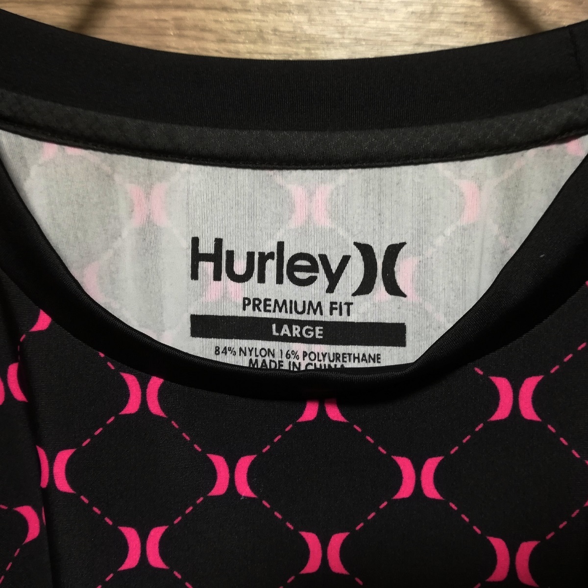 Hurley ハーレー ドット ロゴ 総柄 メンズ ラッシュガード UPF50 半袖 Tシャツ L size ブラック 美品 サーフィン サーフ コンプレッション_画像5