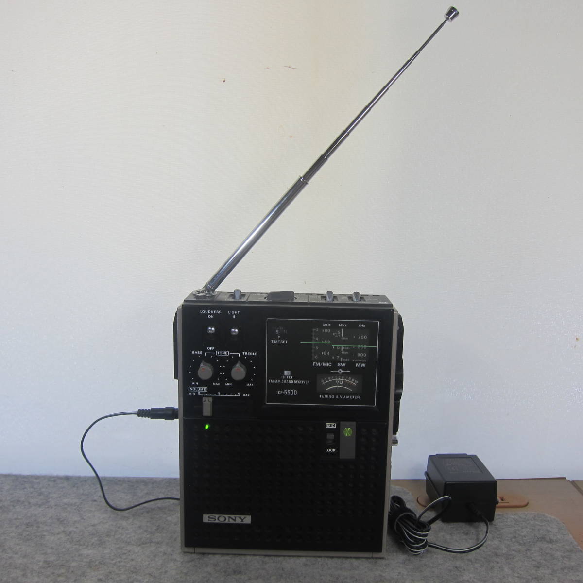 SONY ソニー スカイセンサー ICF-5500 FM/MW/SW 3バンド SW不良難あり 電源表示付 AC/DCアダプター付 動作確認品  11-25-2