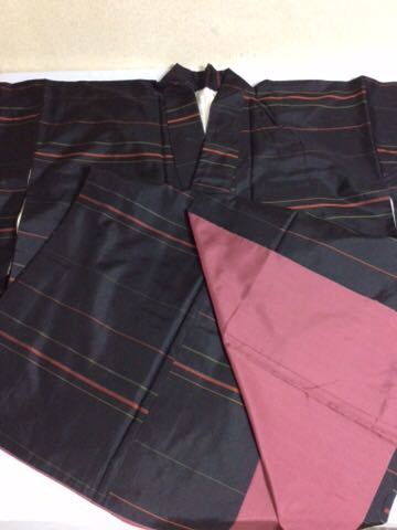 QM128 和装 女性用 絹素材 着物/黒地/赤緑黄色の横縞模様/光沢素材_前幅約28㎝ 後ろ幅約30㎝