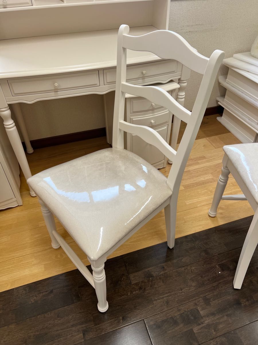 新品未使用リリーホワイトチェアー椅子アウトレット大きさサイズ可愛いフリルお姫様木製ジョン