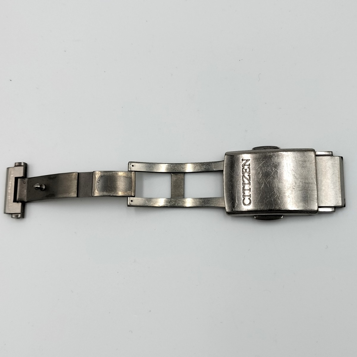 【中古品】腕時計 部品 CITIZEN アテッサ H610-T016782 バックル 中留め クラスプ 尾錠 ベルト バンド ストラップ ATD53-3081