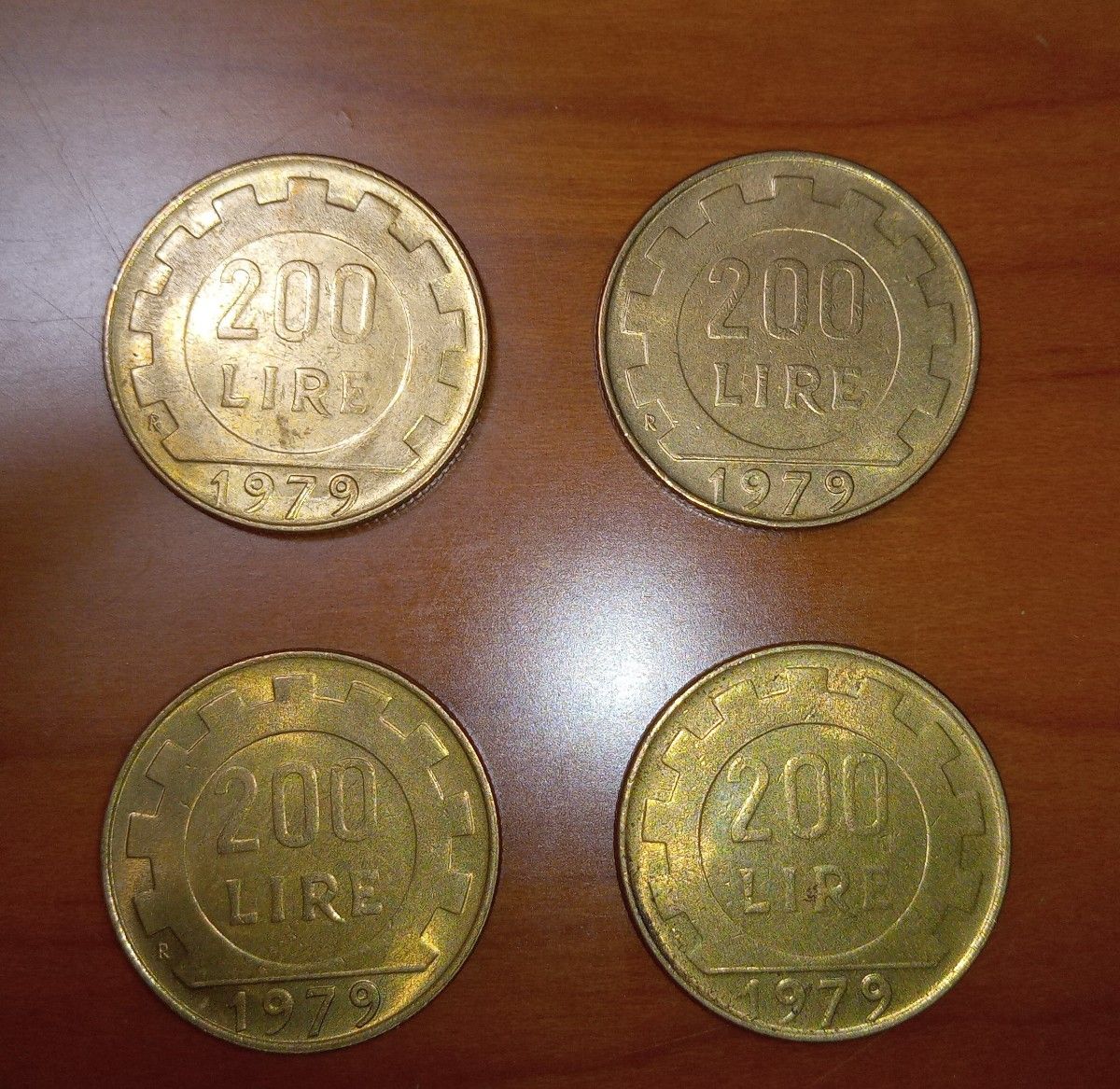 希少！古銭 イタリア リラ (200リラ LIRA) 4枚セット ☆ コイン 旧硬貨 (1979年 製造) ゴールド