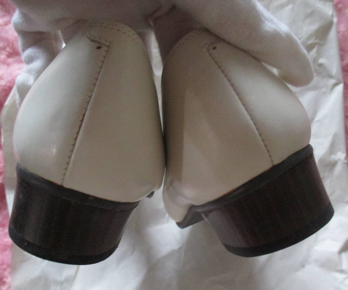 中古品着用回数は少なめ白地の涼しげな皮革製パンプスGolf WAGEN日本製　サイズ22.5ｃｍ_画像8