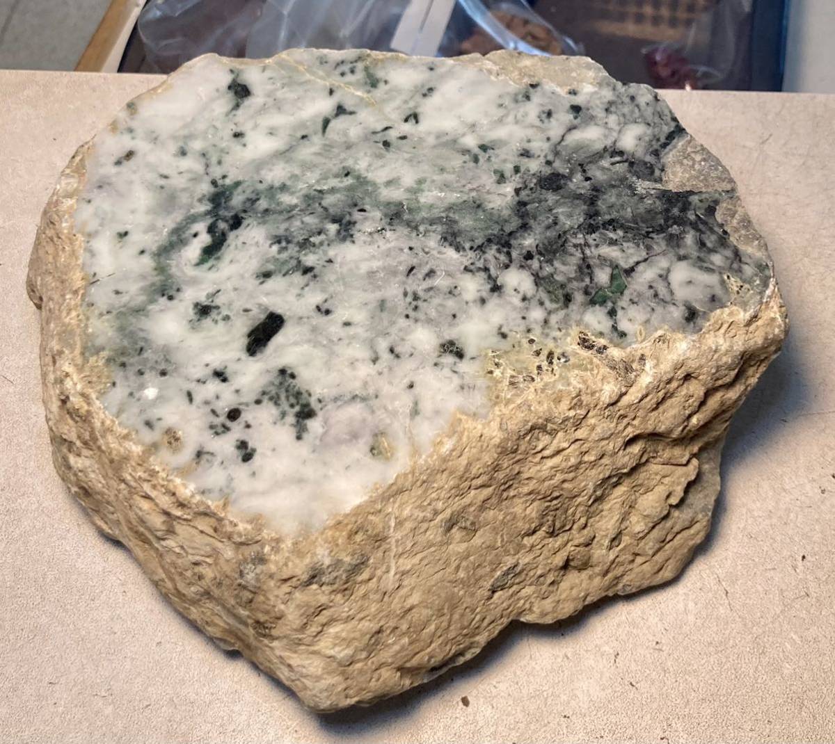 ミャンマー産超巨石天然本翡翠原石4.64kg１面カット磨き済み［JADEITE］