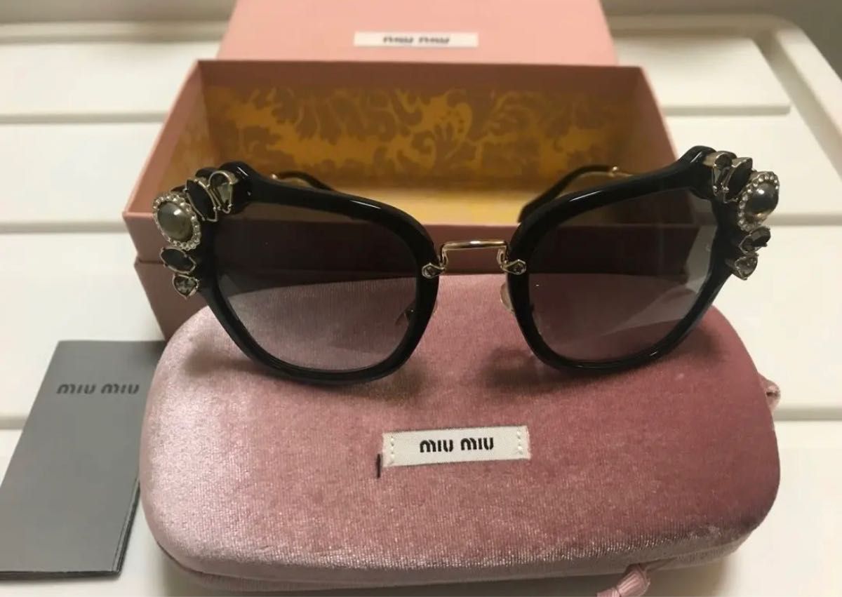 新品・未使用　miu miuミュウミュウのサングラス