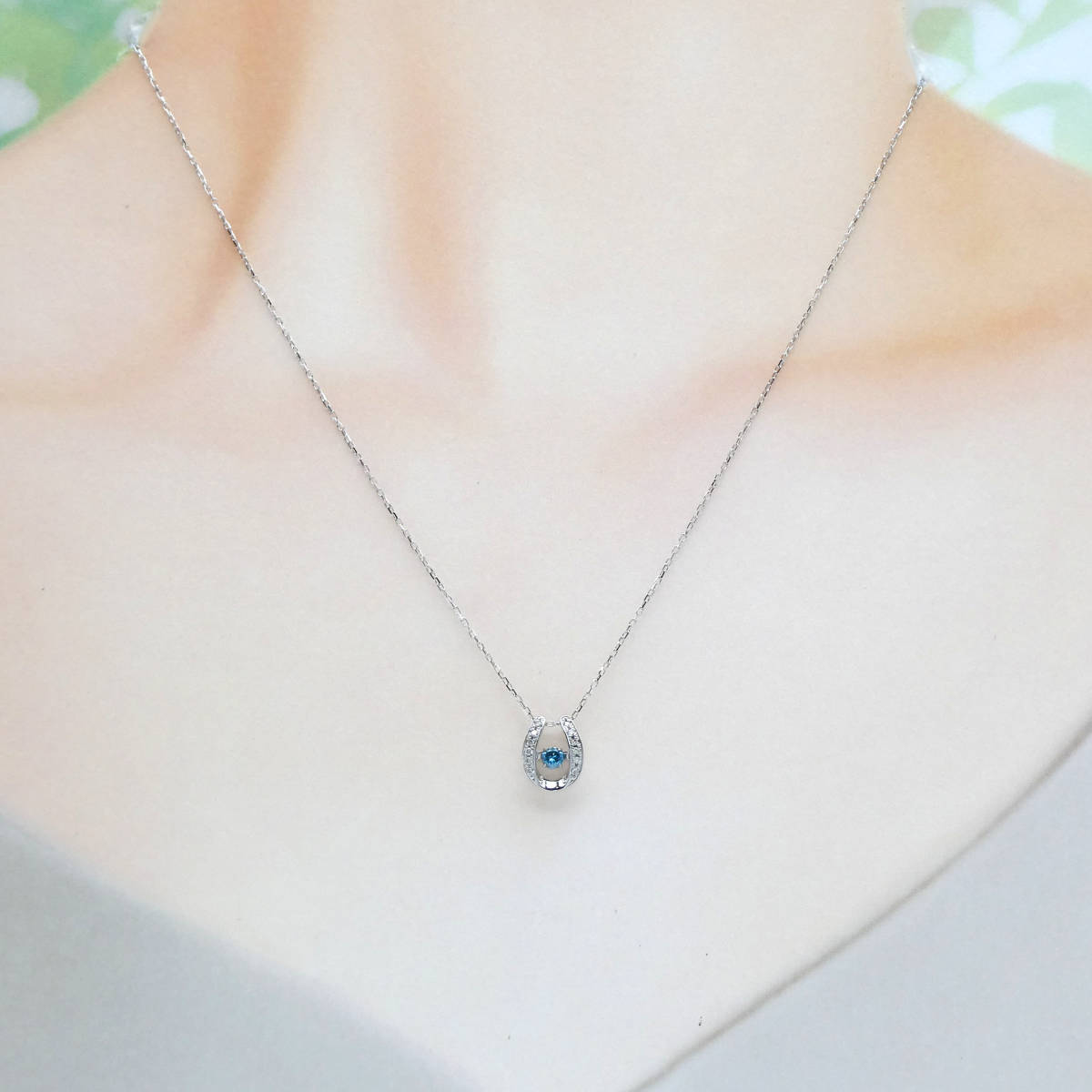 ネックレス K18WG ダイヤモンド0 11ct/0 05ct ダンシングダイヤ 馬蹄