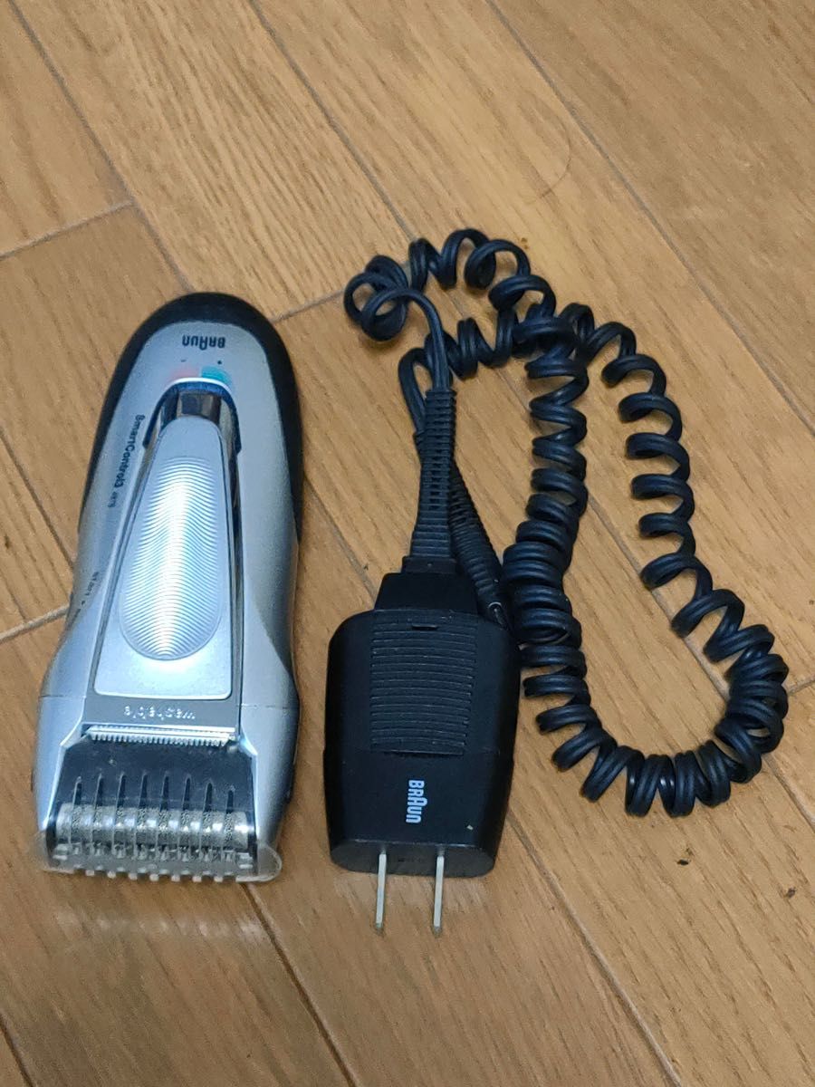 BRAUN ブラウンシェーバー　BS4876 充電器付　ジャンク