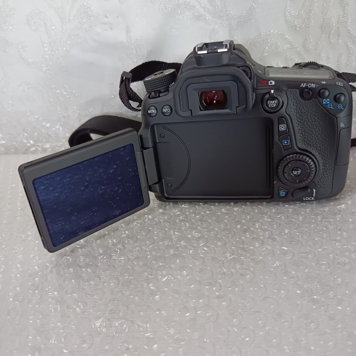Canon キヤノン デジタル一眼レフカメラ EOS70D ボディ、ネックストラップ、充電器、バッテリー、DS510101