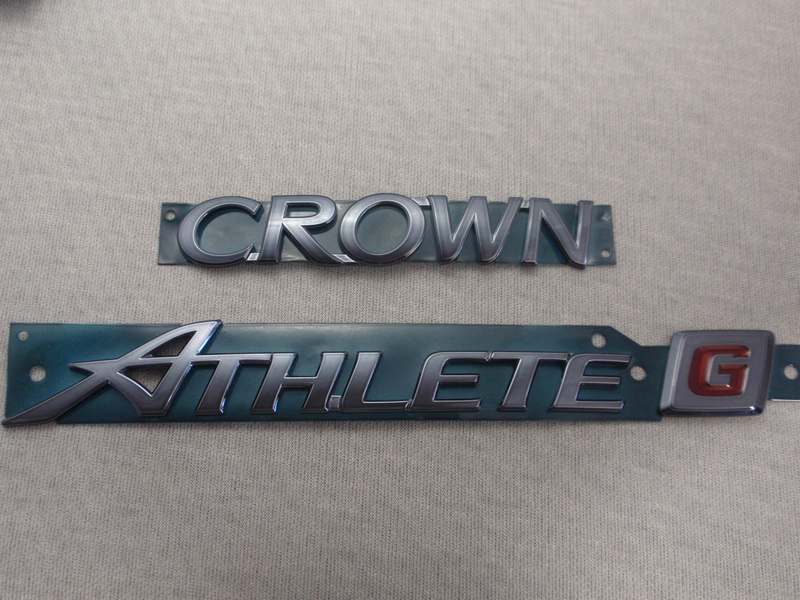 7トレジャー 【トヨタ 210系 クラウン ハイブリッド アスリートＧ　210系 CROWN HYBRID ATHLETEG】 プラチナ ブラック エンブレム リア 3点