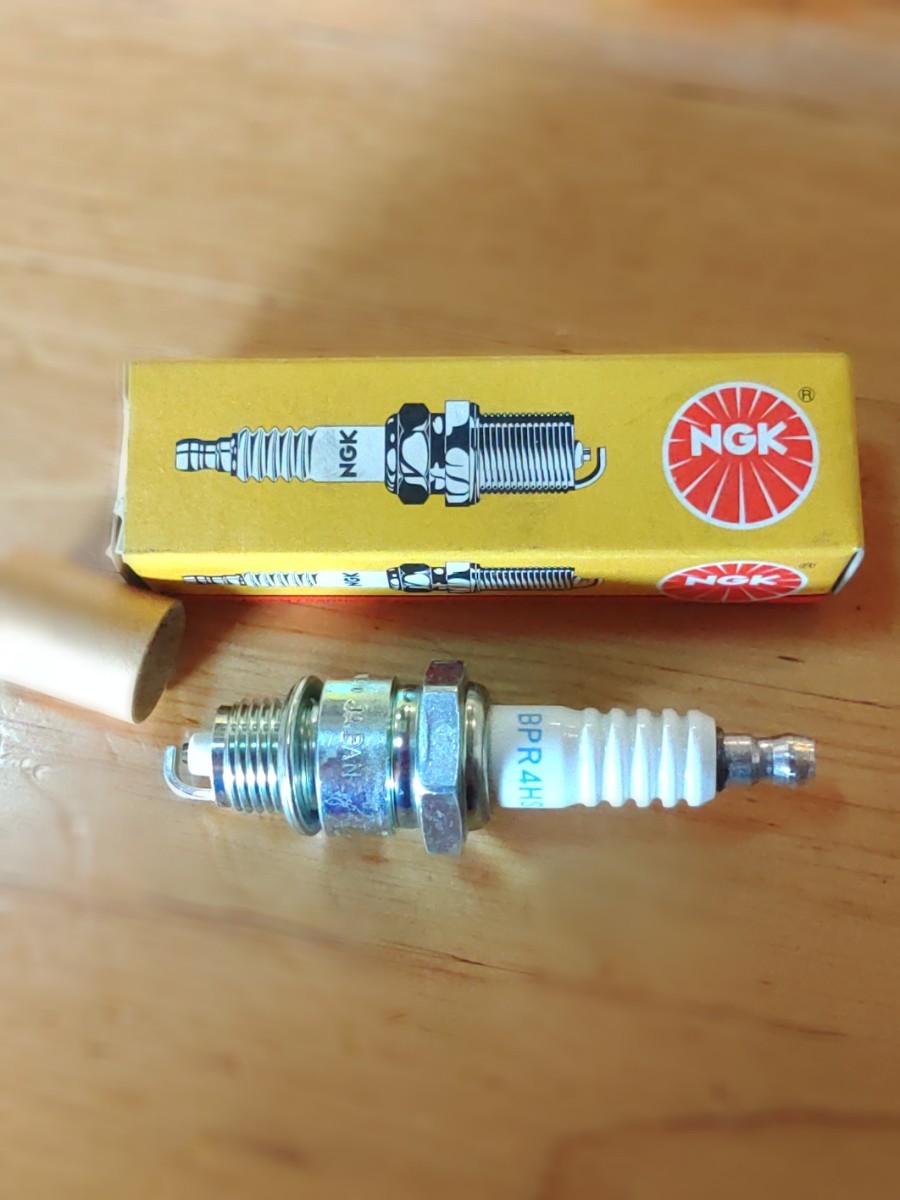 ＠721 新品 NGK BPR4HS K125 K90 KDX50 QR50 PW50 etc. 送料140円～_画像1