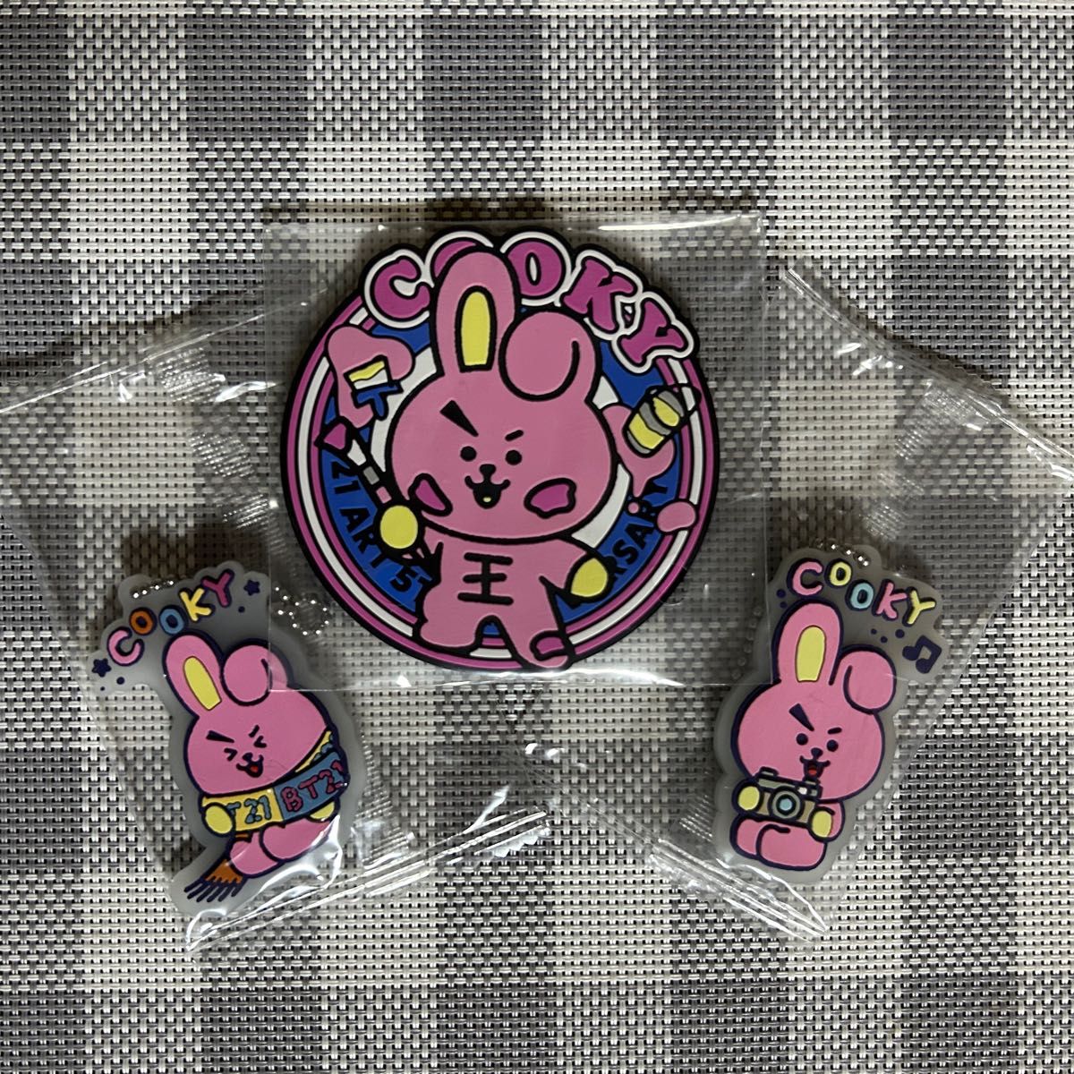 BT21一番くじ ART 5th Anniversary & バンダイガシャポンカプセルラバーマスコット2種　COOKY