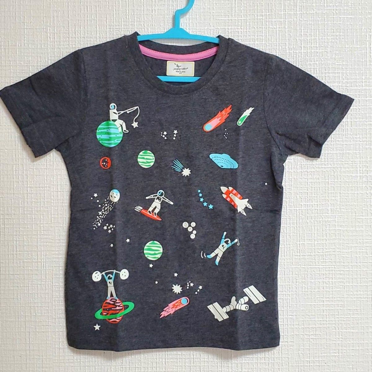 Tシャツ キッズ 半袖 120㎝ 光る宇宙 惑星 ロケット 星 グレー 男女兼用 蓄光 コットン100％ 綿100％ 子供服 新品