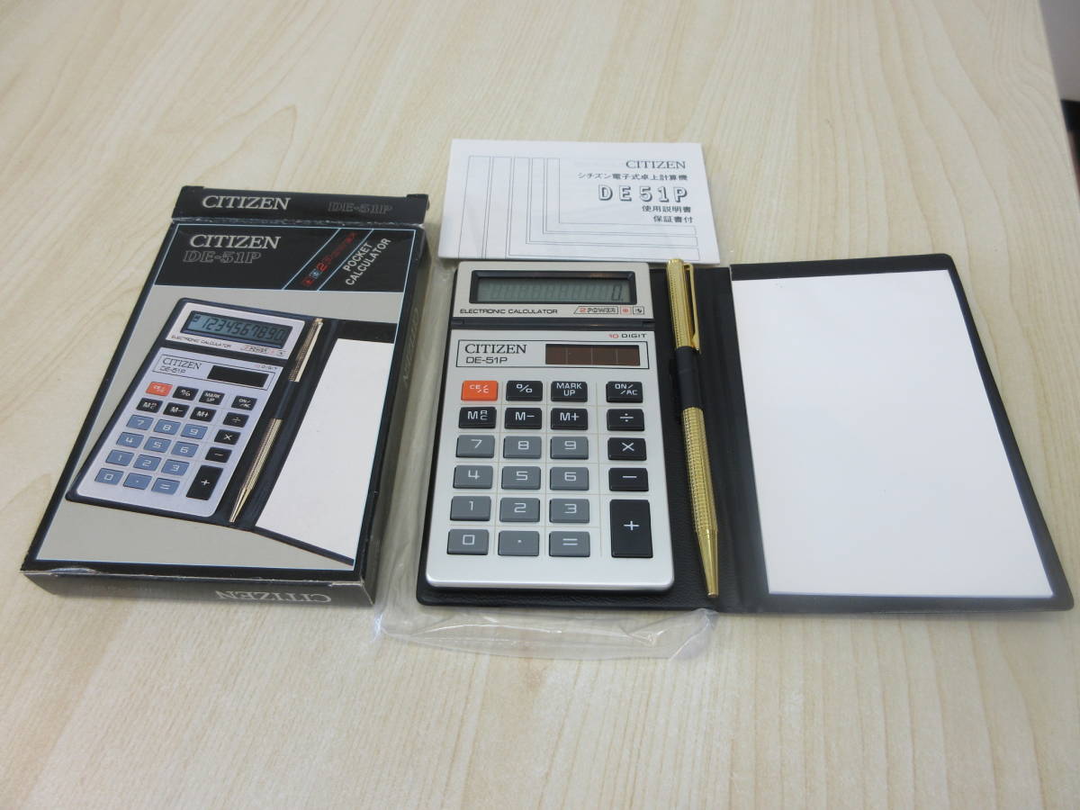 21802 中古品 電源確認済 CITIZEN DE-51P POCKET CALCULATOR 手帳型 メモ用紙付 ペン付 電卓 計算機 箱付 説明書付_画像1