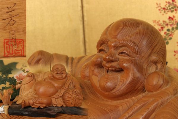 人気No.1】 BE189 井波彫刻 芳月作 木彫 布袋座像 置物 床飾 商売繁盛