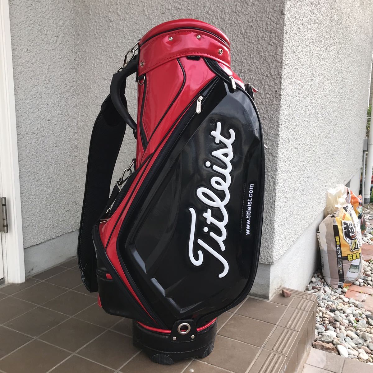 ほぼ未使用 希少 完売 タイトリスト キャディバッグ ブラック レッド Yahoo!オークション - タイトリスト キャディバッグ レッド/ブラック