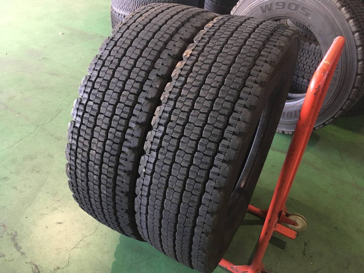 x667-3-8 ☆295/80R22.5 BS W905 16mm 中古2本！ ブリヂストン スタッドレス 2019年製♪ k170_画像1