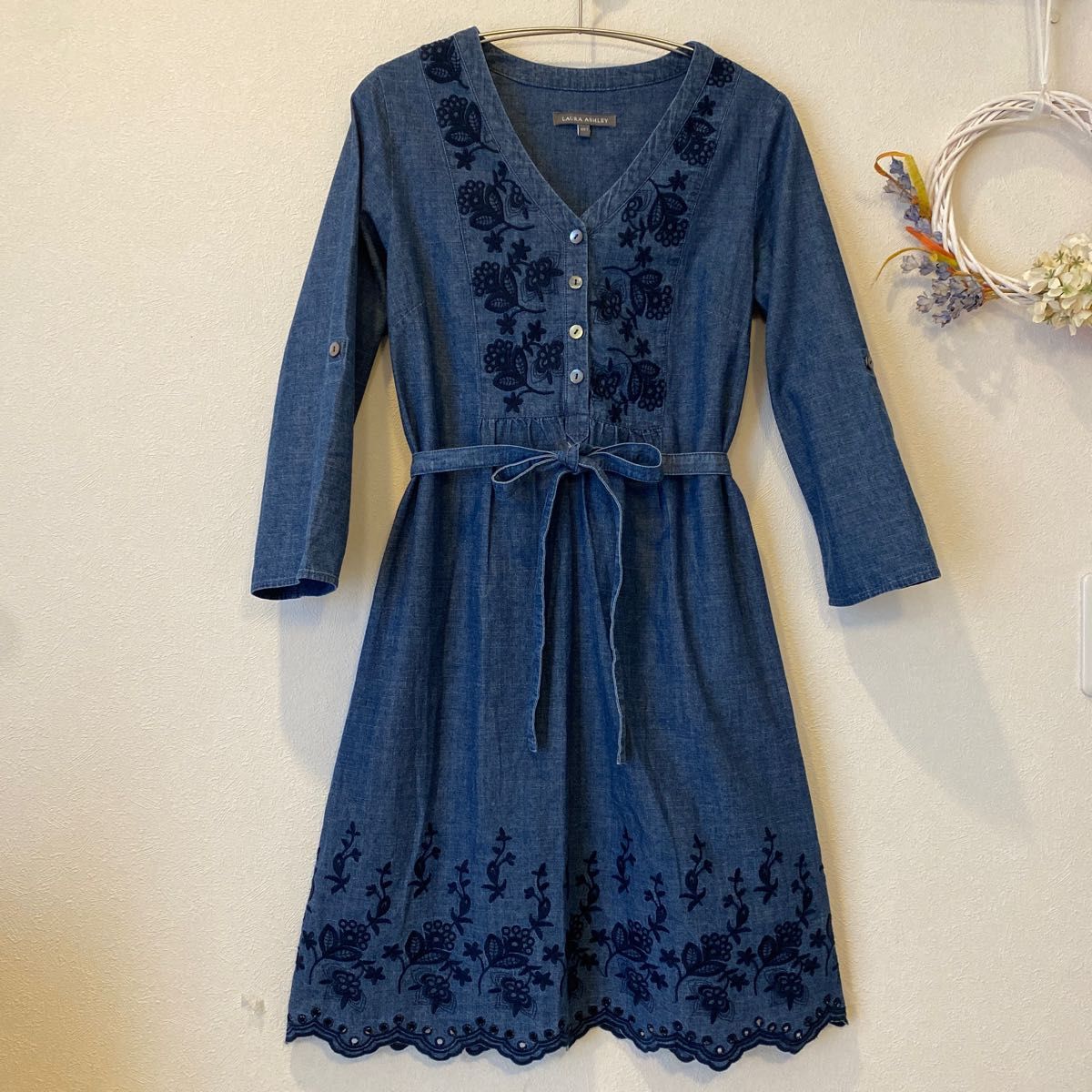 LAURA ASHLEY ローラアシュレイ デニムワンピース 花柄刺繍 LAURA ASHLEY ローラアシュレイ デニムワンピース 花柄刺繍