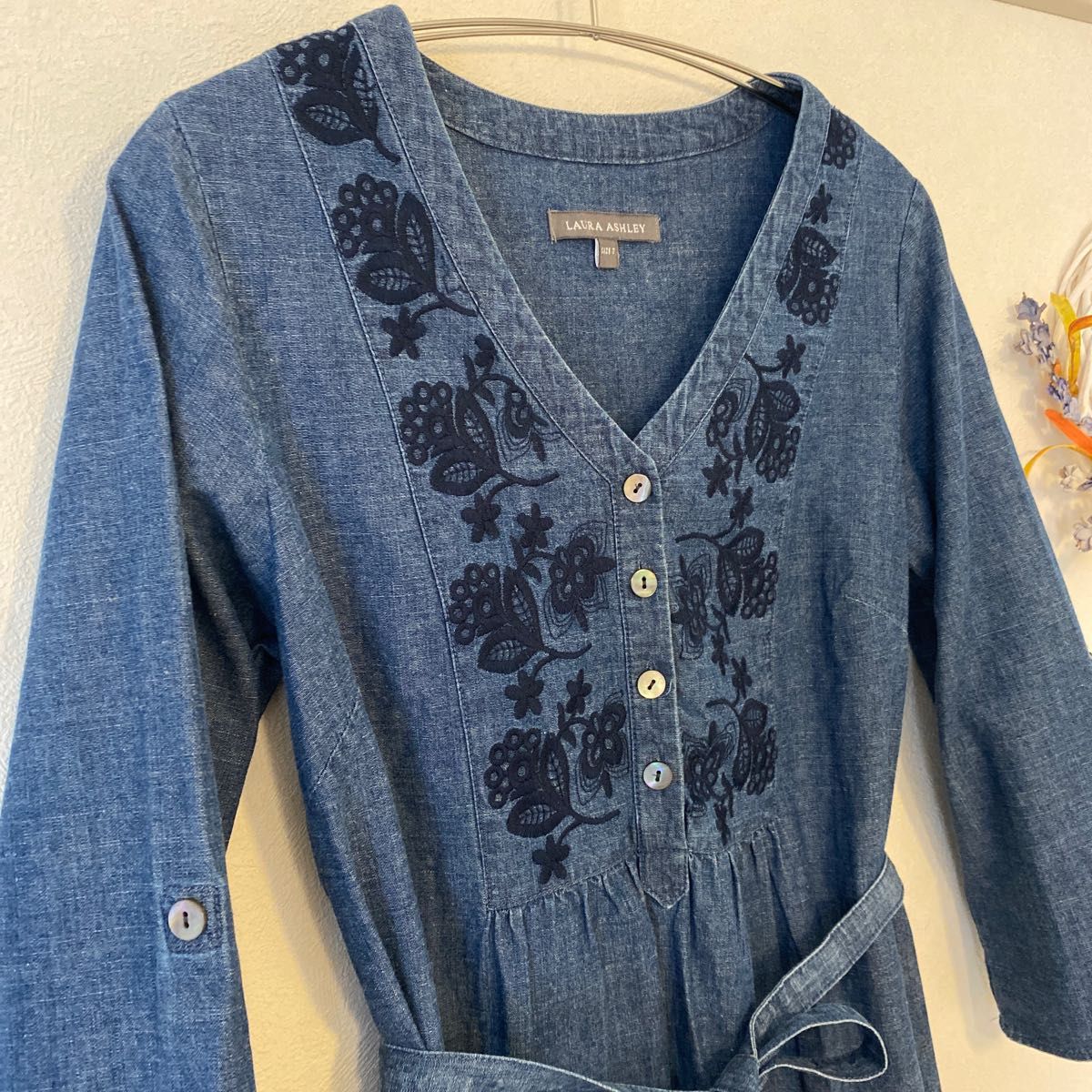 LAURA ASHLEY ローラアシュレイ デニムワンピース 花柄刺繍 LAURA ASHLEY ローラアシュレイ デニムワンピース 花柄刺繍
