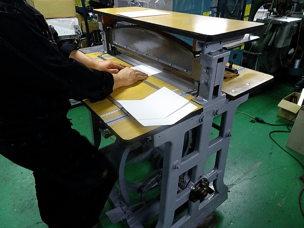 これは簡単に紙に筋目が入る筋付け機 紙工 ファイル SCORNING これは簡単に紙に筋目が入る筋付け機 紙工 ファイル SCORNING