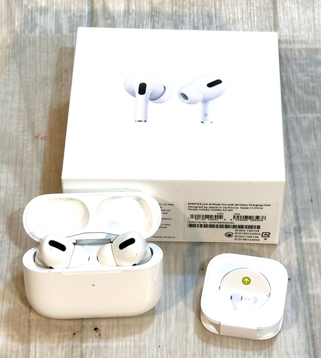 Yahoo!オークション - Apple AirPods Pro with Chargi...