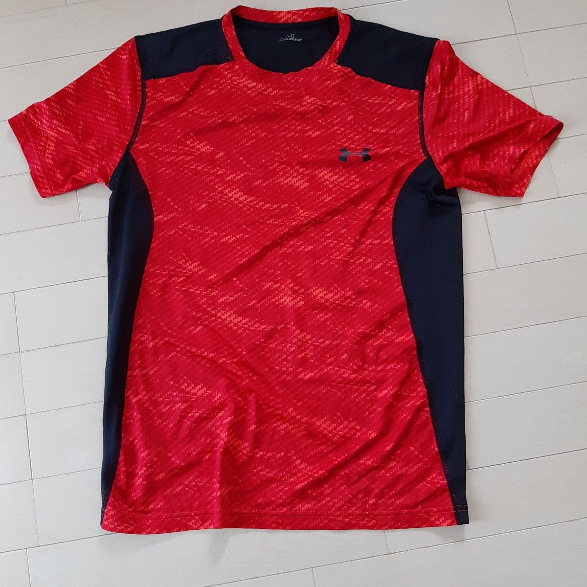 アンダーアーマー 半袖シャツ 半袖Tシャツ UNDER ARMOUR レッド人気　美品　ジャージ　赤　ロゴ　サッカー　スポーツ　